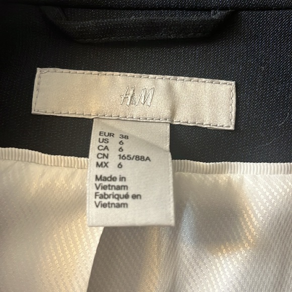 H&M. Worn once. Perfect condition. Classic Navy Women's Blazer - Picture 2 of 5